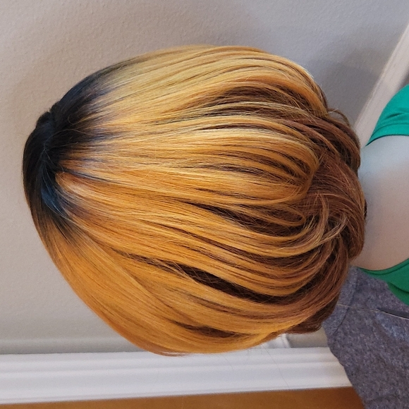 Short Multicolor Lace Front Wig - Picture 7 of 7